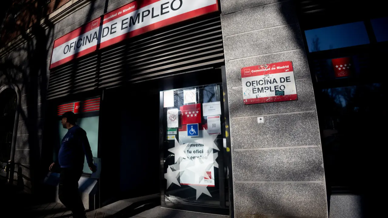 Un hombre en la entrada de una oficina del SEPE. / EP