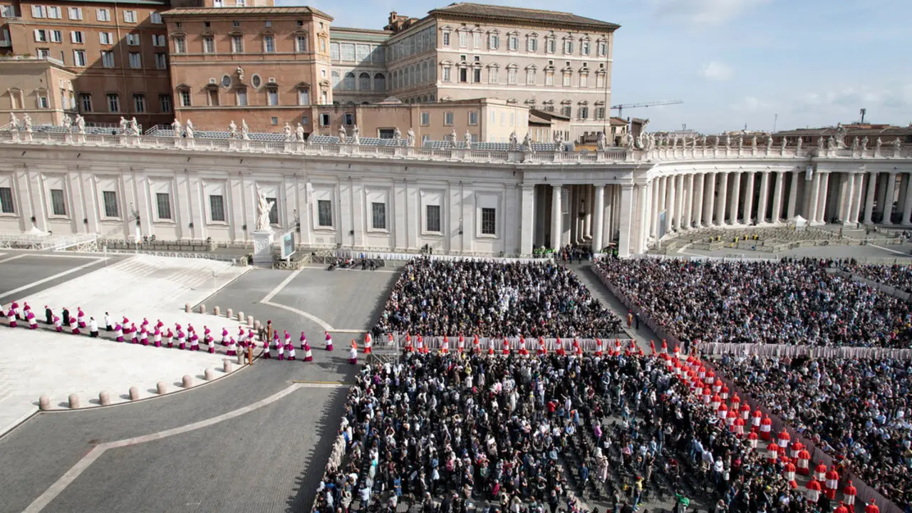 Miles de personas observan la llegada del f&eacute;retro del Papa Francisco. / Stefano Spaziani