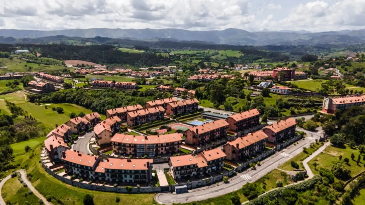 Vista a&eacute;rea de una urbanizaci&oacute;n residencial en la localidad c&aacute;ntabra de Comillas, ejemplo del desarrollo urban&iacute;stico en entornos rurales y tur&iacute;sticos de la regi&oacute;n.