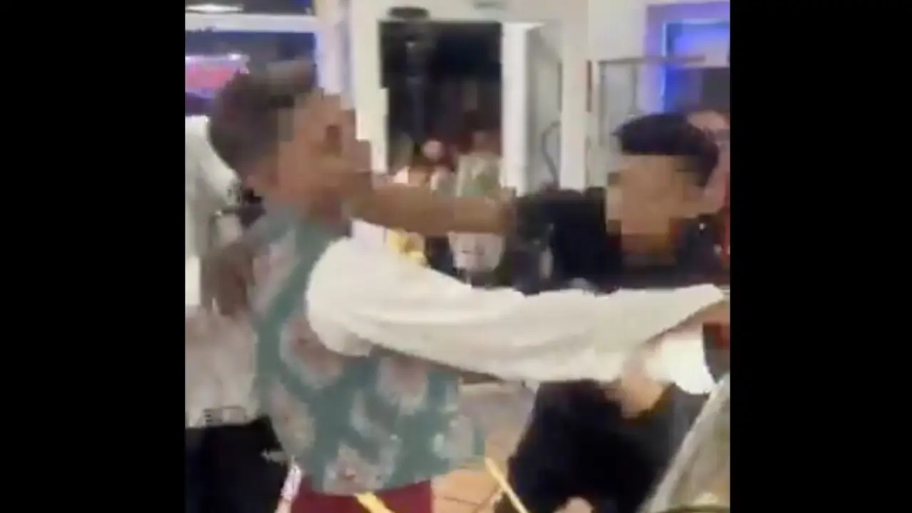 Captura del v&iacute;deo difundido en redes en la que se observa el momento de la agresi&oacute;n al concejal del PSOE dentro del local de kebab en Murcia.