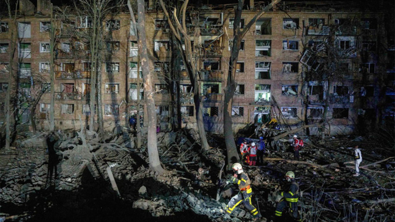 Los equipos de rescate limpian los escombros de una casa destruida. / X