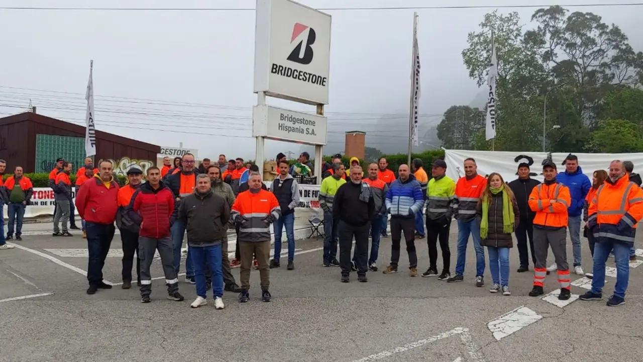Trabajadores fuera de la planta de Bridgestone. / UGT