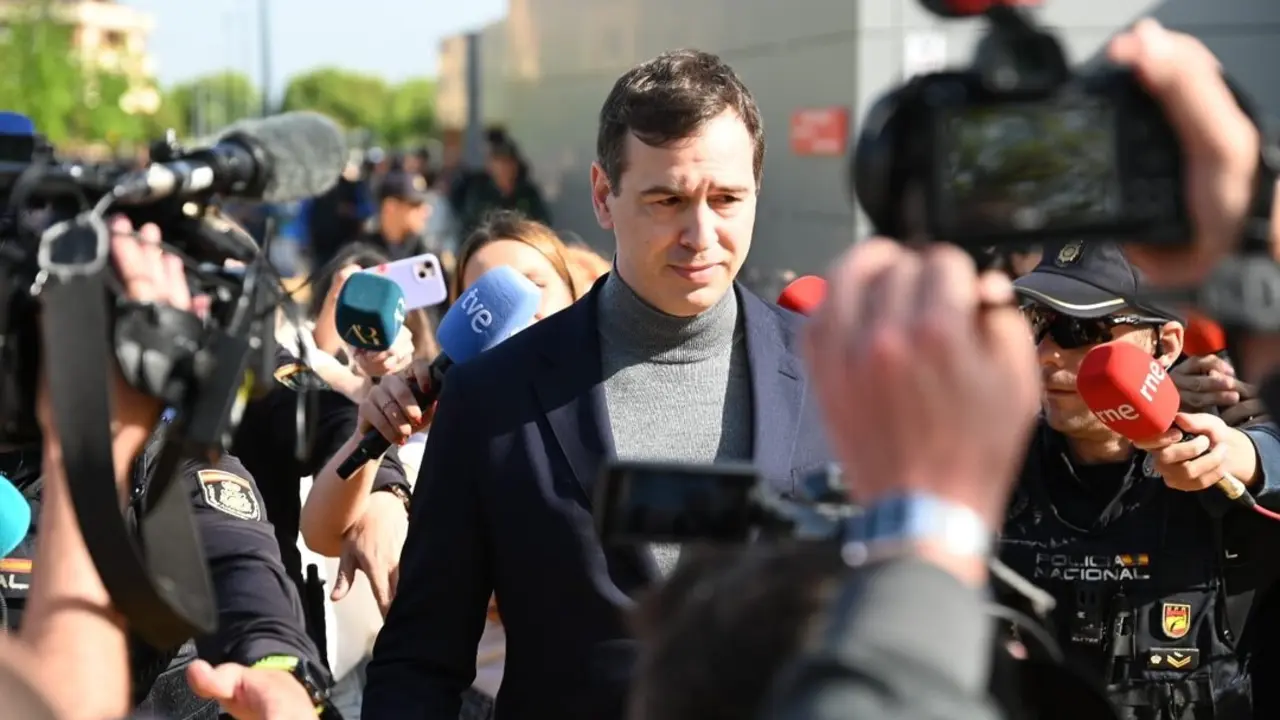 El hermano de Pedro S&aacute;nchez a su salida de los Juzgados de Badajoz tras declarar ante la jueza. / Andr&eacute;s Rodr&iacute;guez