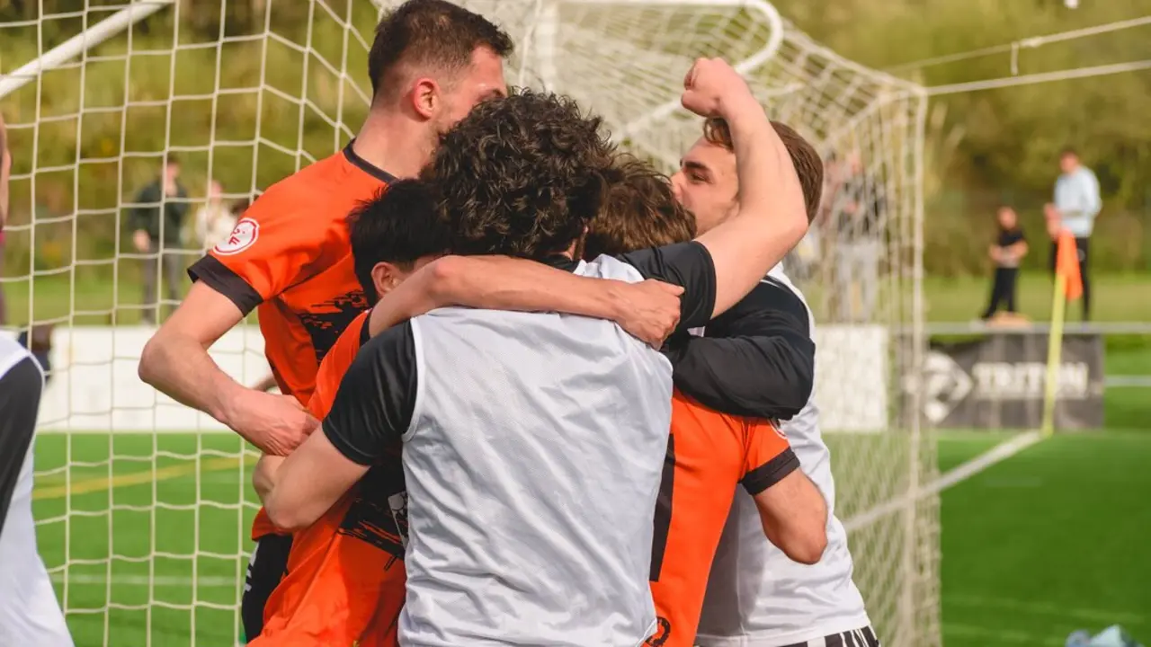 Los jugadores del S&aacute;mano se abrazan tras un gol en un partido. / UD S&aacute;mano
