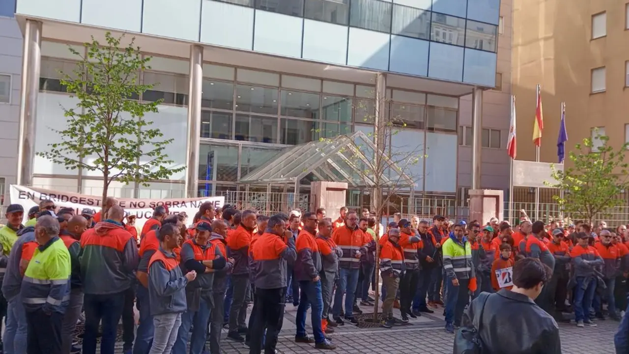 Decenas de trabajadores se concentran a las puertas de la sede del Gobierno de Cantabria. / R.L.