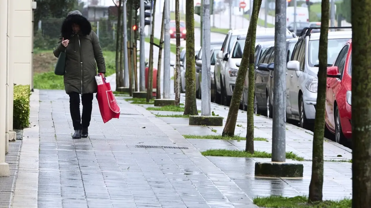 Una persona caminando por una calle de Santander. / C.Ortiz