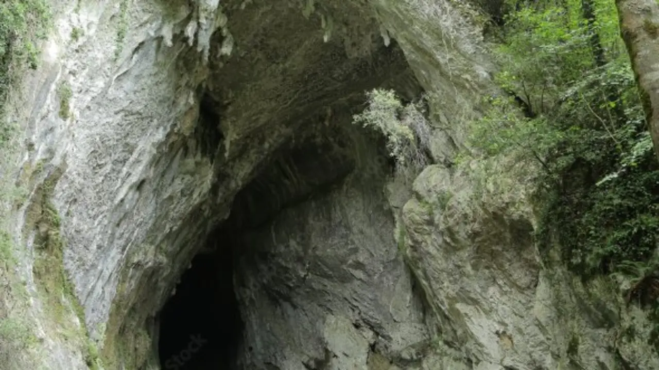 Entrada de la cueva de Cullalvera. / A.S.