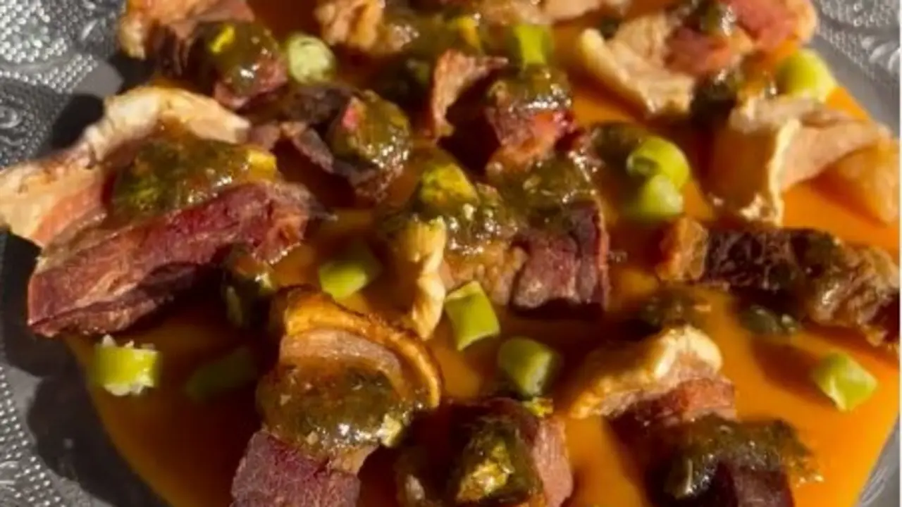 Torreznos sobre base de espuma de patata revolcona y chimichurri de pistachos, uno de los platos del restaurante. / B.G.
