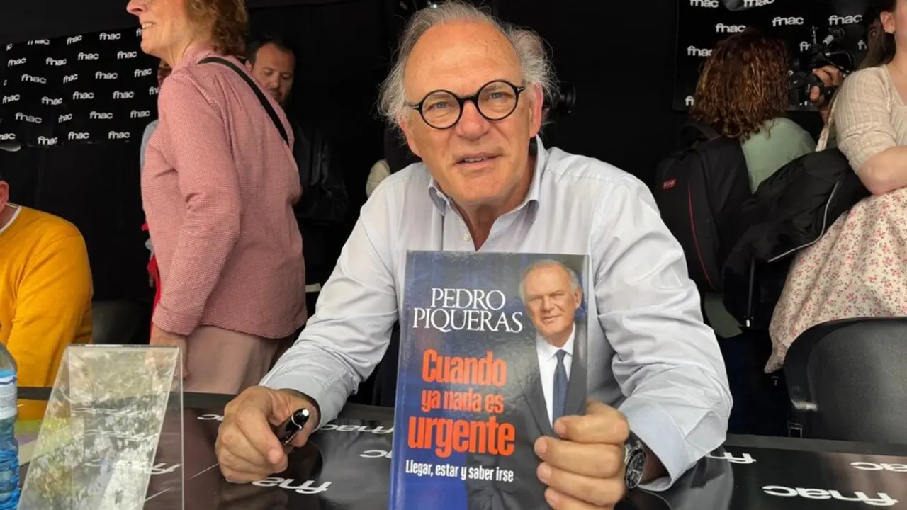 El periodista y escritor Pedro Piqueras firma libros en Barcelona por la Diada de Sant Jordi. / EP
