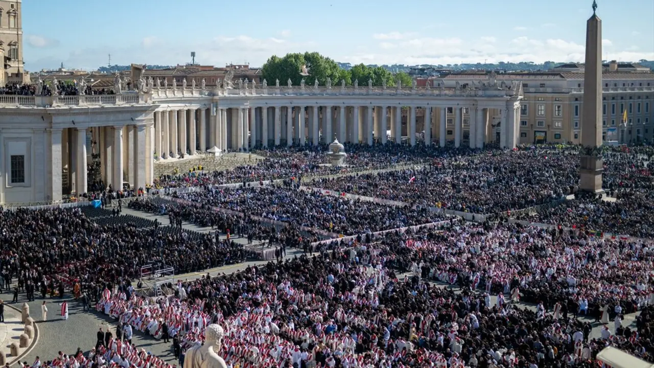 Miles de personas acuden al funeral del Papa, en la plaza de San Pedro. / Lorena Sope&ntilde;a