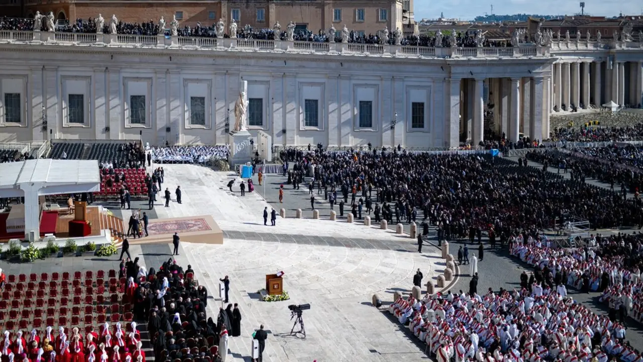 Miles de personas acuden al funeral del Papa, en la plaza de San Pedro. / Lorena Sop&ecirc;na