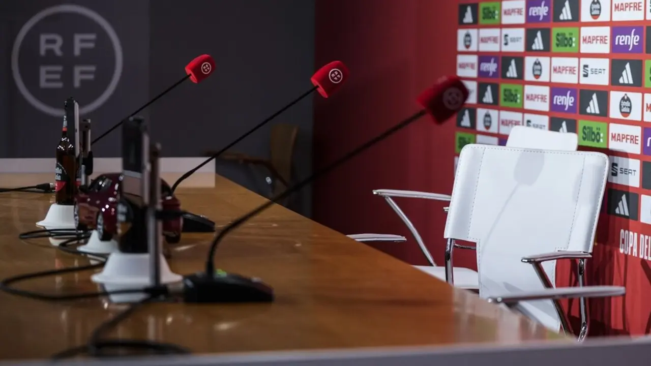 Sillas de la rueda de prensa vac&iacute;as por el "plante" del Real Madrid. / EP