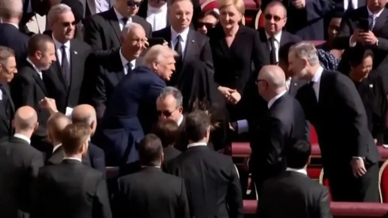 Trump y el rey Felipe VI se saludan durante el funeral del Papa Francisco. / X