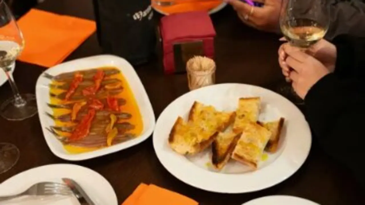 Varias personas disfrutando de una comida. / A.S.