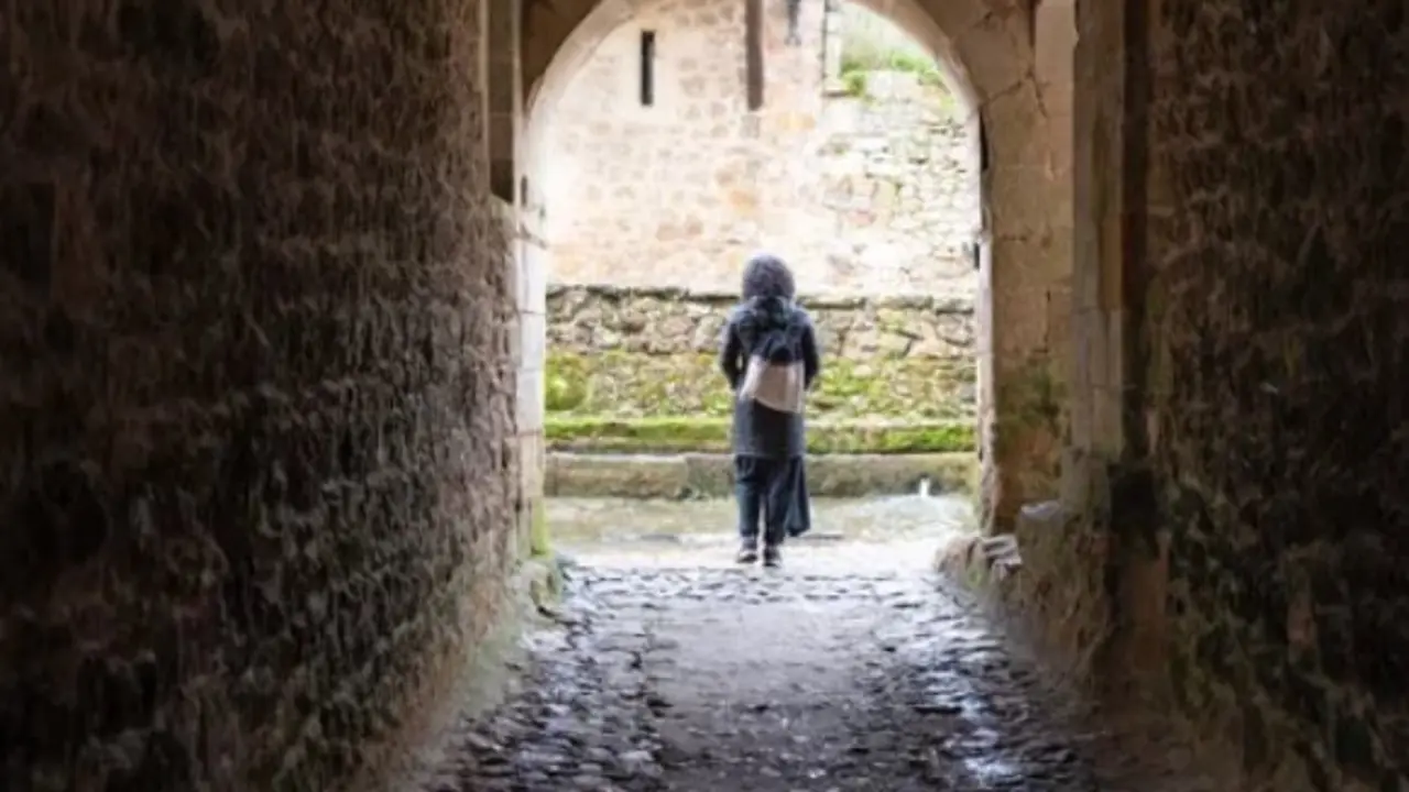 Una mujer visitando Cantabria en un d&iacute;a nublado. / A.S.