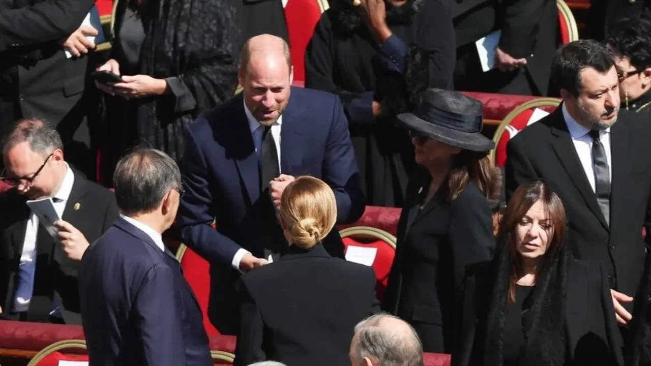 El pr&iacute;ncipe Guillermo de Inglaterra durante el funeral del Papa Francisco. / Marco Iacobucci