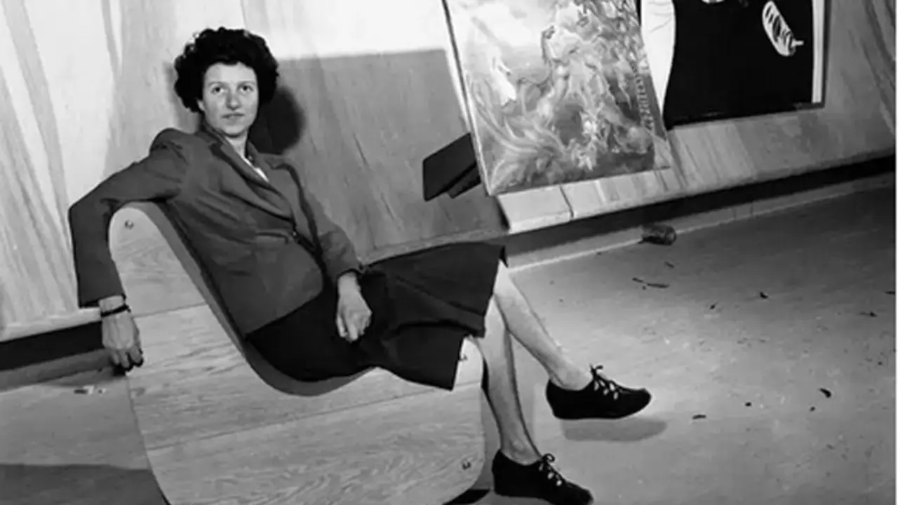 Peggy Guggenheim posa en su galer&iacute;a neoyorquina Art of This Century. / x
