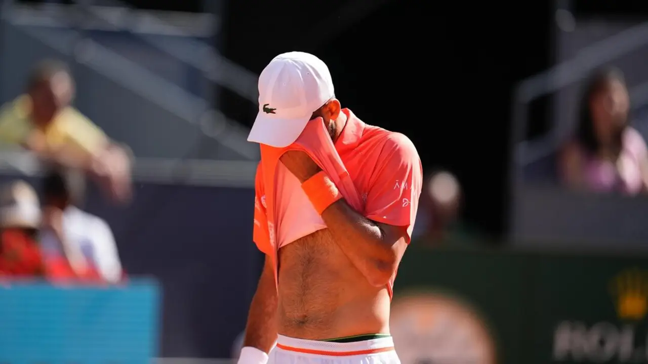 El tenista serbio Novak Djokovic se lamenta durante su partido. / EP