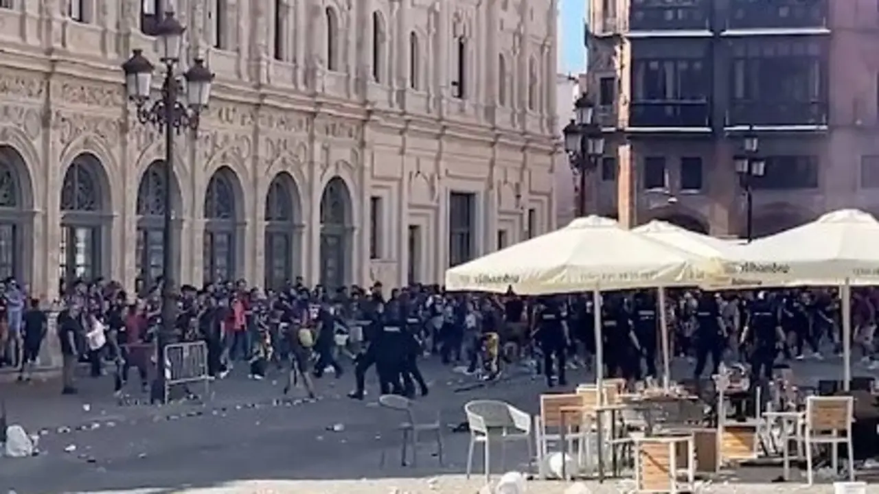 Varias personas durante el altercado en Sevilla. / X