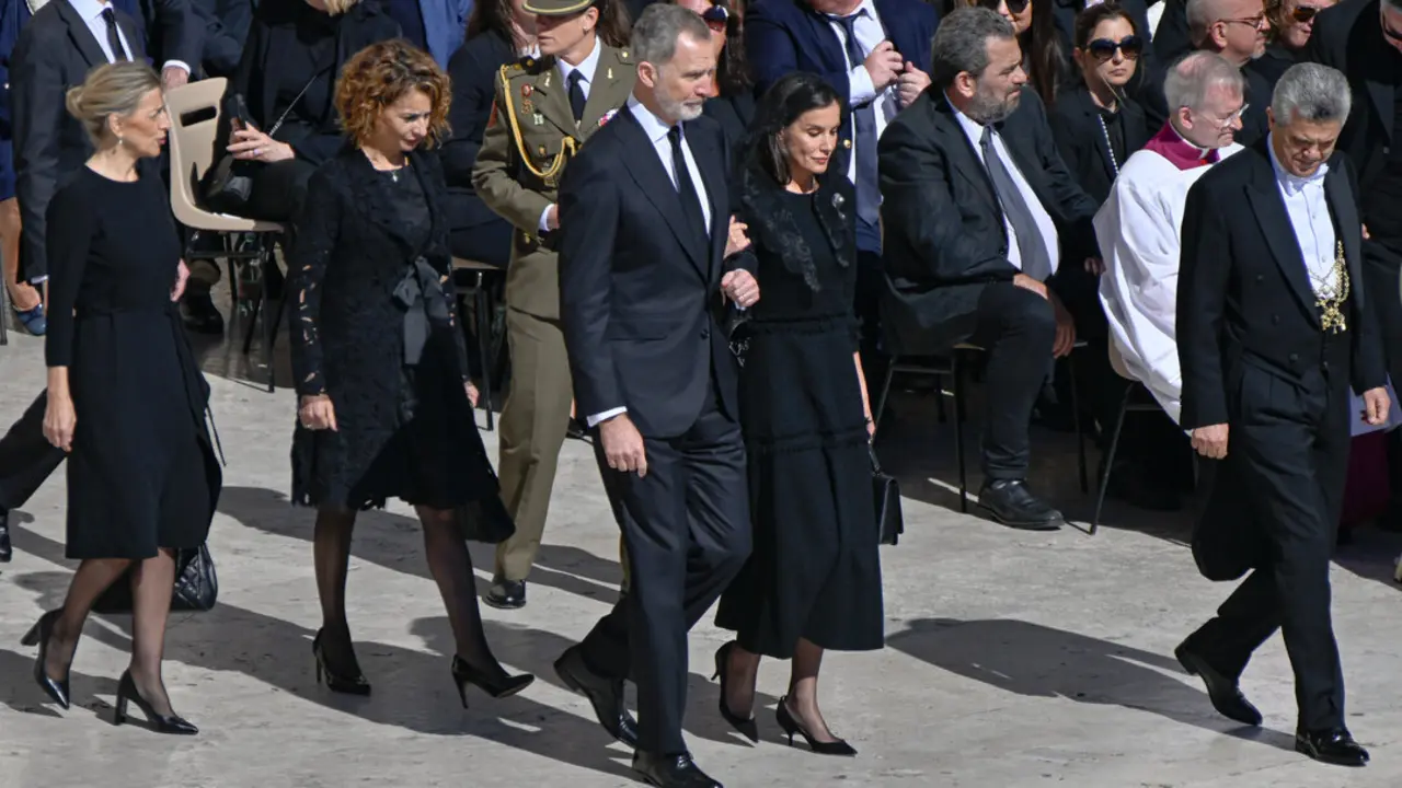 Do&ntilde;a Letizia cumpli&oacute; el estricto protocolo de luto con vestido negro, medias y mantilla. / EP