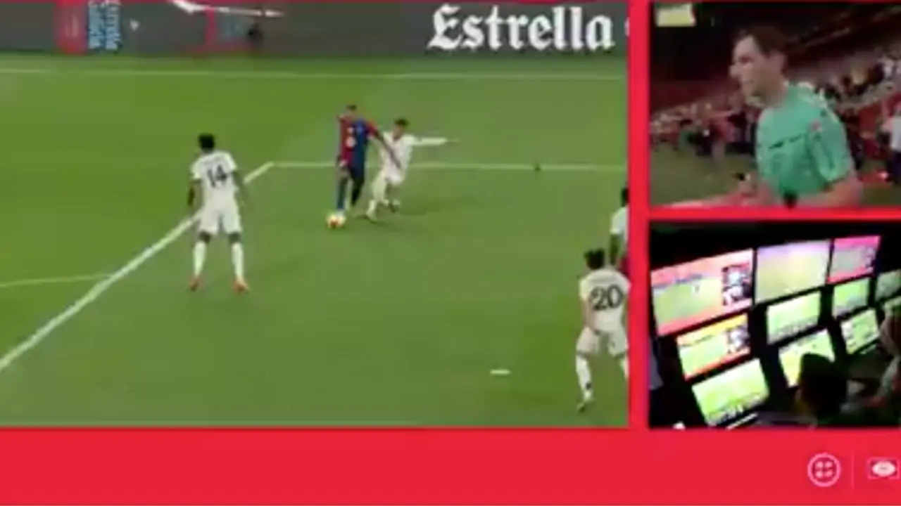 Momento en el que el VAR revisa la ca&iacute;da de Raphinha en el &aacute;rea antes de anular el penalti en la final de Copa del Rey.