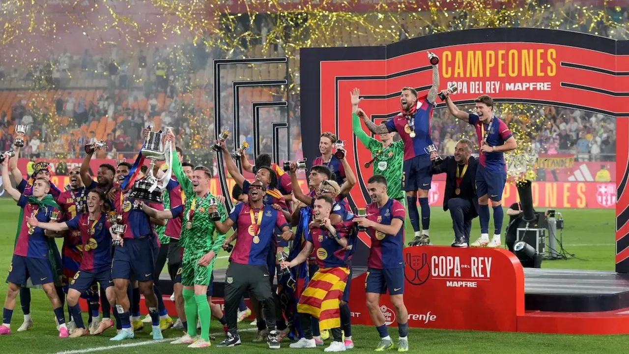 Los jugadores del FC Barcelona celebran la victoria con el trofeo durante la final de la Copa del Rey, disputada entre el FC Barcelona y el Real Madrid en el Estadio de La Cartuja el 26 de abril de 2025 en Sevilla, Espa&ntilde;a.

Fecha: 26/04/2025.

Firma: AFP7 / Europa Press