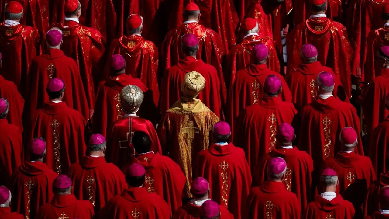 Religiosos durante el funeral del Papa, en la plaza de San Pedro, a 26 de abril de 2025, en Ciudad del Vaticano. El Papa Francisco I, fallecido el 21 de abril a los 88 a&ntilde;os, ha sido velado por unas 250.000 personas en la Bas&iacute;lica de San Pedro durante 3 d&iacute;as y hoy se celebra la misa funeral. Posteriormente, se efect&uacute;a el recorrido que acompa&ntilde;a al f&eacute;retro hasta la Bas&iacute;lica de Santa Mar&iacute;a la Mayor, donde ser&aacute; enterrado el Pont&iacute;fice.
Fecha: 26/04/2025. leer menos

Firma: Lorena Sop&ecirc;na / Europa Press