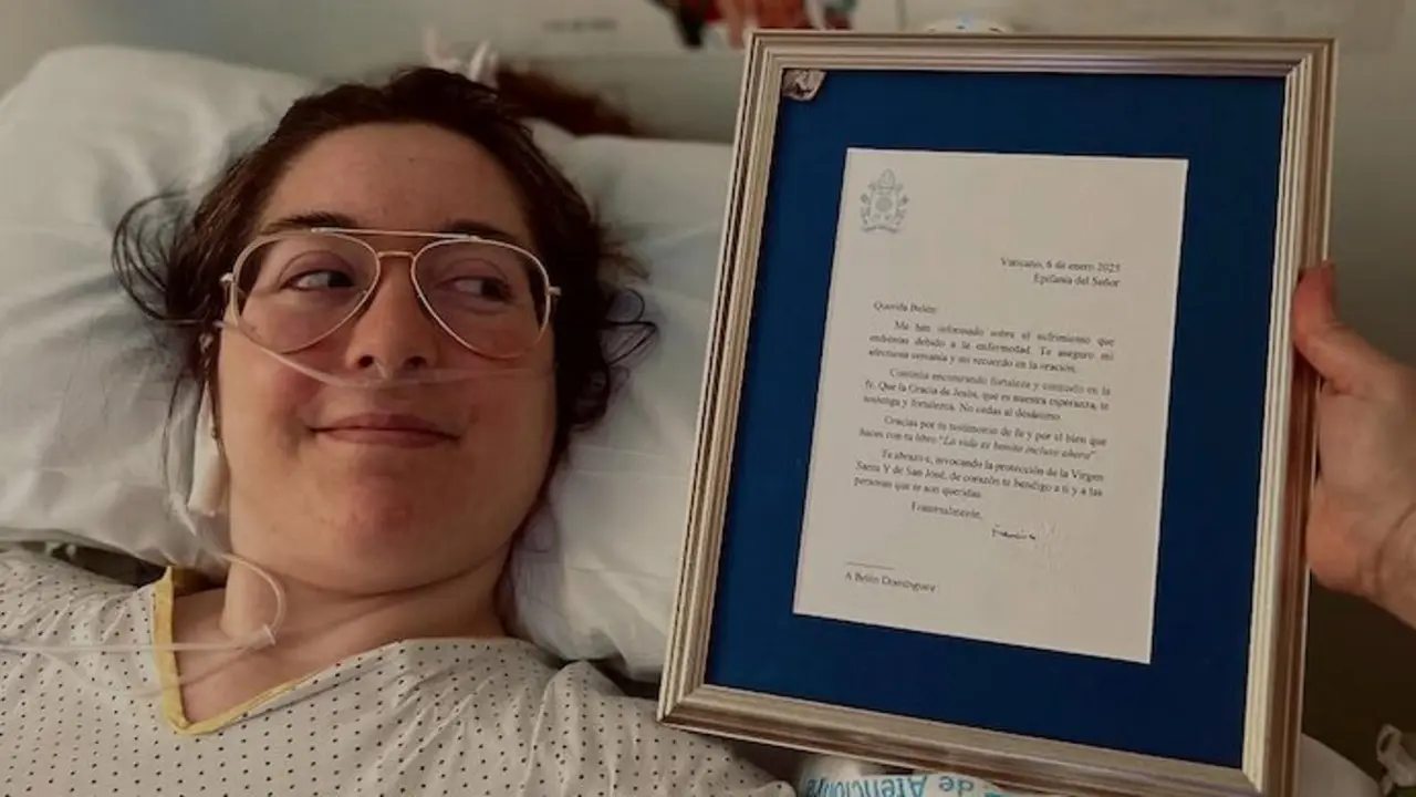 La joven durante su ingreso hospitalario junto a una carta del Papa Francisco. / belendominguezb