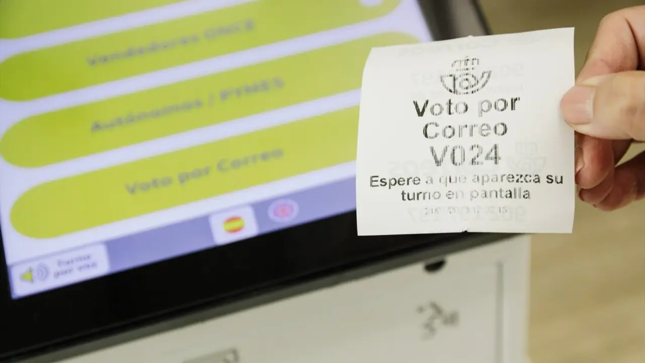 Un ticket de turno de voto por correo en la oficina de Correos. / Carlos Luj&aacute;n