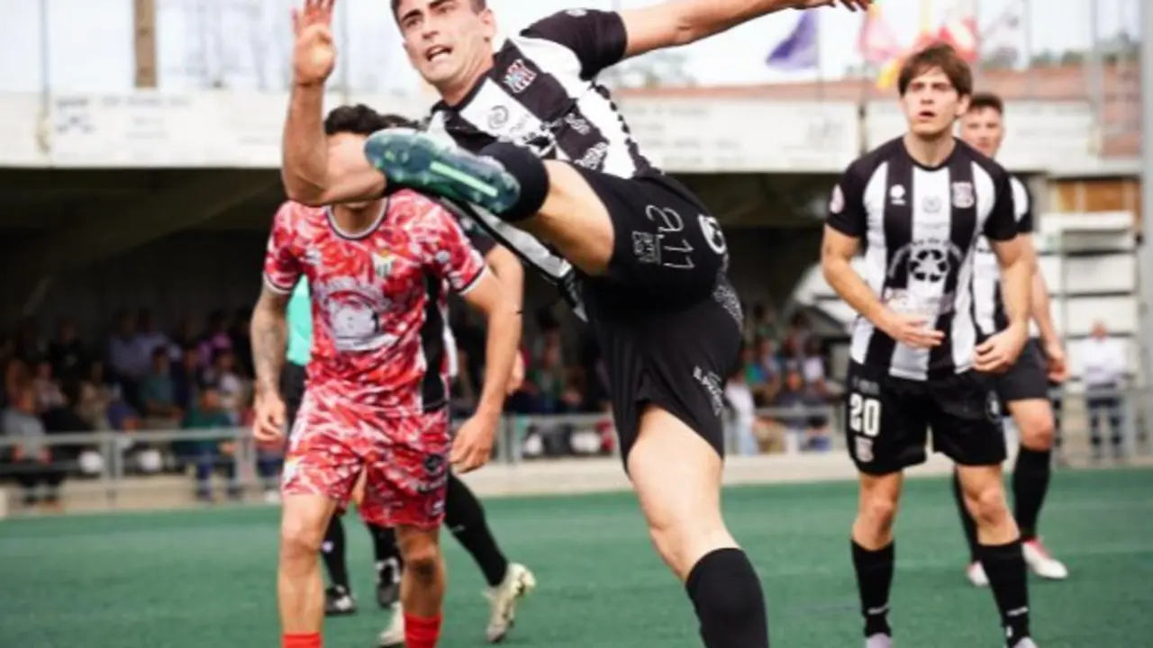 Una de las jugadas de un partido del Escobedo. / Escobedo