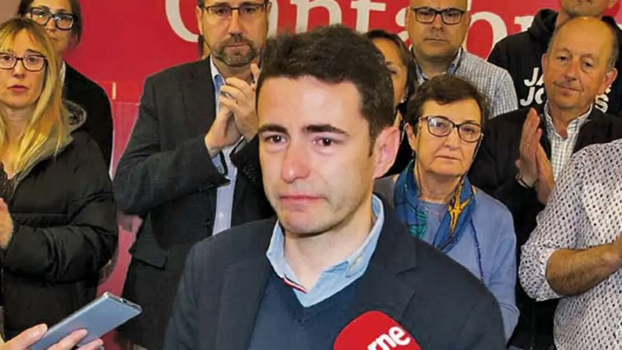 Pedro Casares, visiblemente emocionado, durante su comparecencia en la sede del PSOE de Cantabria tras denunciar el supuesto ataque con artefactos inflamables.