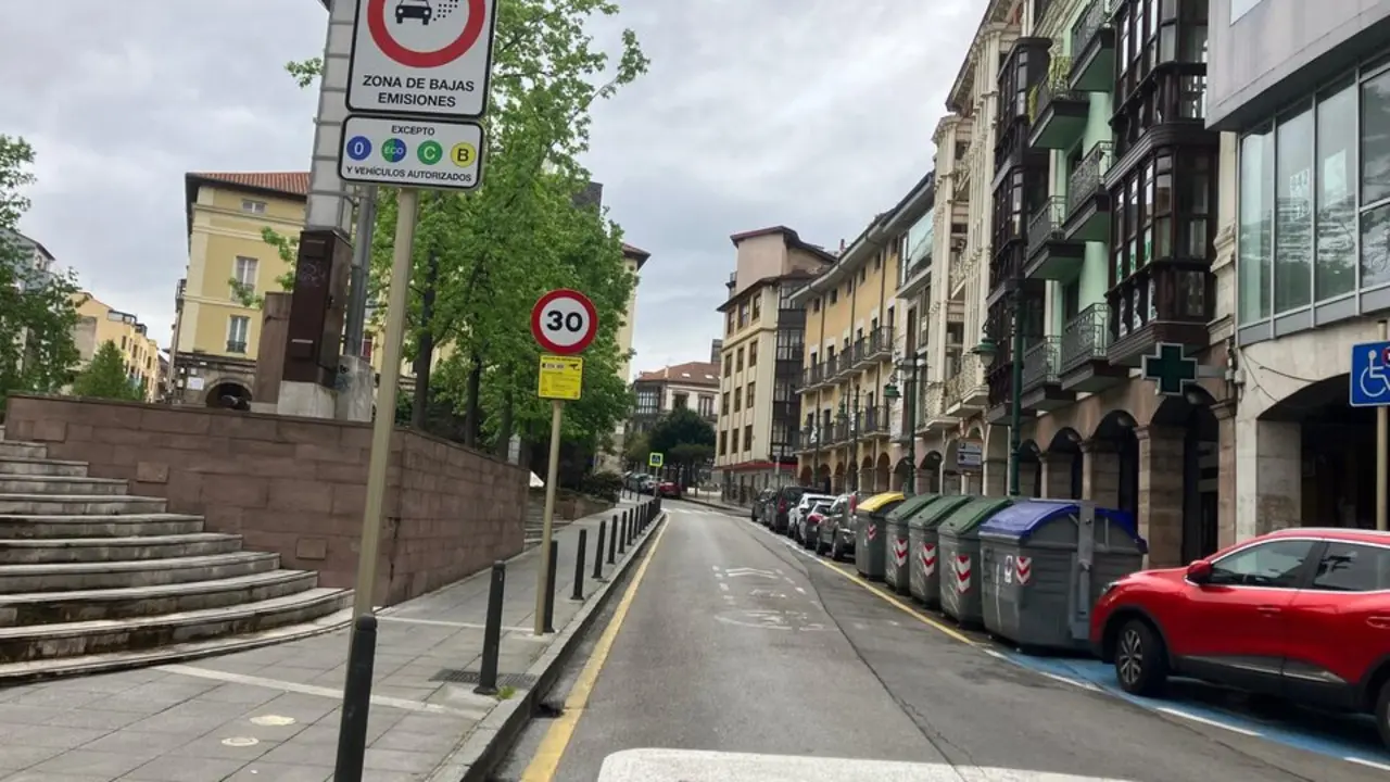 Calle de la Plaza Mayor con la se&ntilde;alizaci&oacute;n de ZBE pintada en el suelo. / S.D.