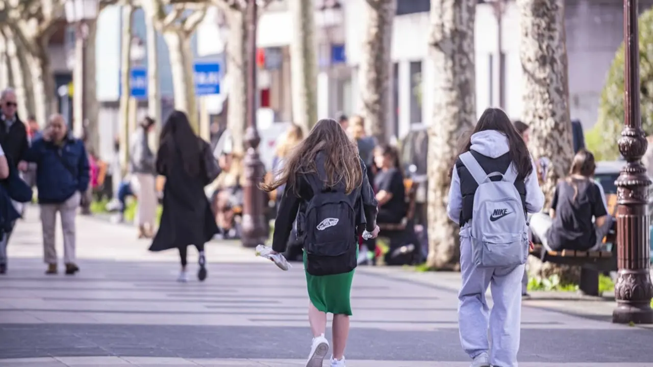 Varias personas caminando por la Avenida de Espa&ntilde;a. / A.E.