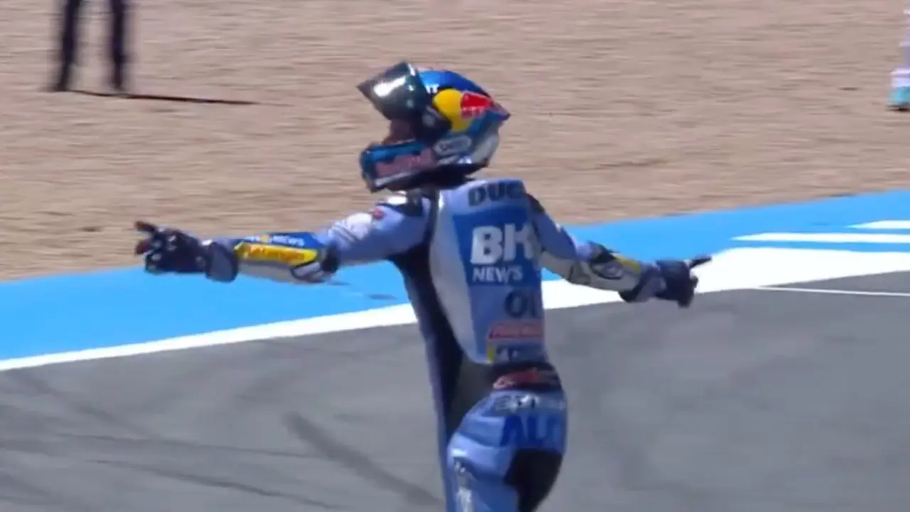 Alex M&aacute;rquez celebra su victoria en el GP de Jerez. / MotoGP
