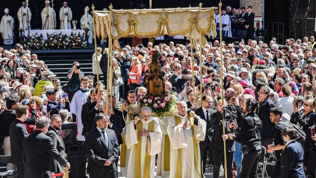 Procesi&oacute;n de la 'Moreneta' en la misa de Solemnidad de la Virgen de Montserrat, en el Monasterio de Montserrat. / Alberto Paredes