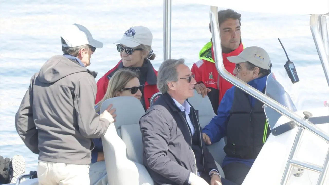 La Infanta Elena, Pedro Campos, Sito Pons y Jordi Xammar salen a navegar en Sanxenxo. / Jos&eacute; Ram&oacute;n Hernando