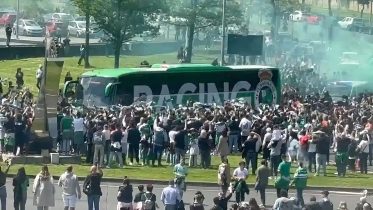 La afici&oacute;n del Racing arropa al equipo a su llegada al Sardinero antes del decisivo duelo ante el Deportivo. / A.E