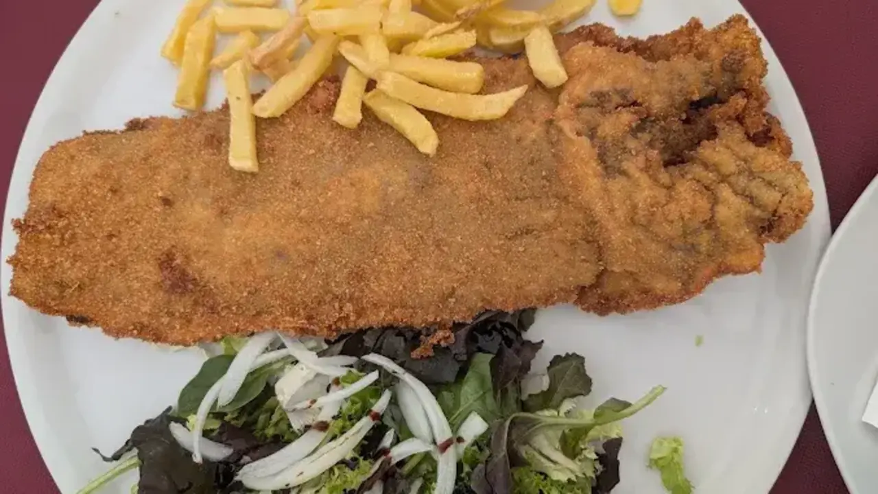 Un plato con cachopo que ofrece el restaurante. / A.E