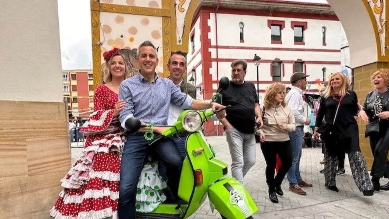 Zuloaga ex secretario general del PSOE, en la Feria de Abril de Ampuero localidad exgobernada por el PSOE.