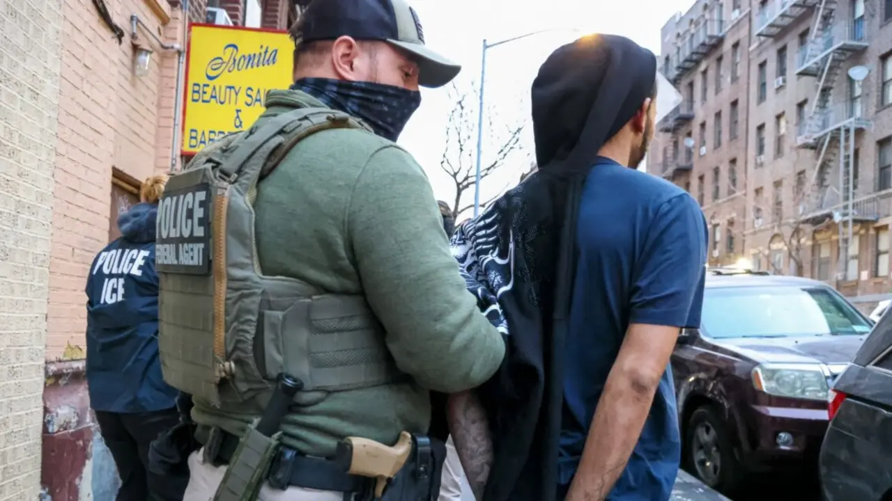 Un agente federal del Equipo de Operaciones contra Fugitivos de la Ciudad de Nueva York arresta a un migrante indocumentado durante un operativo policial selectivo el 28 de enero de 2025 en Nueva York, Nueva York. / Europa Press