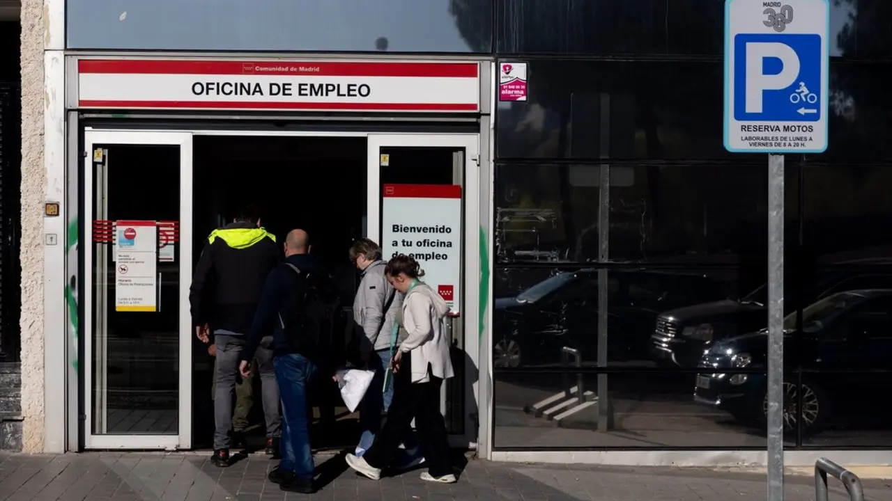 Varias personas entran a una oficina del SEPE. / Eduardo Parra