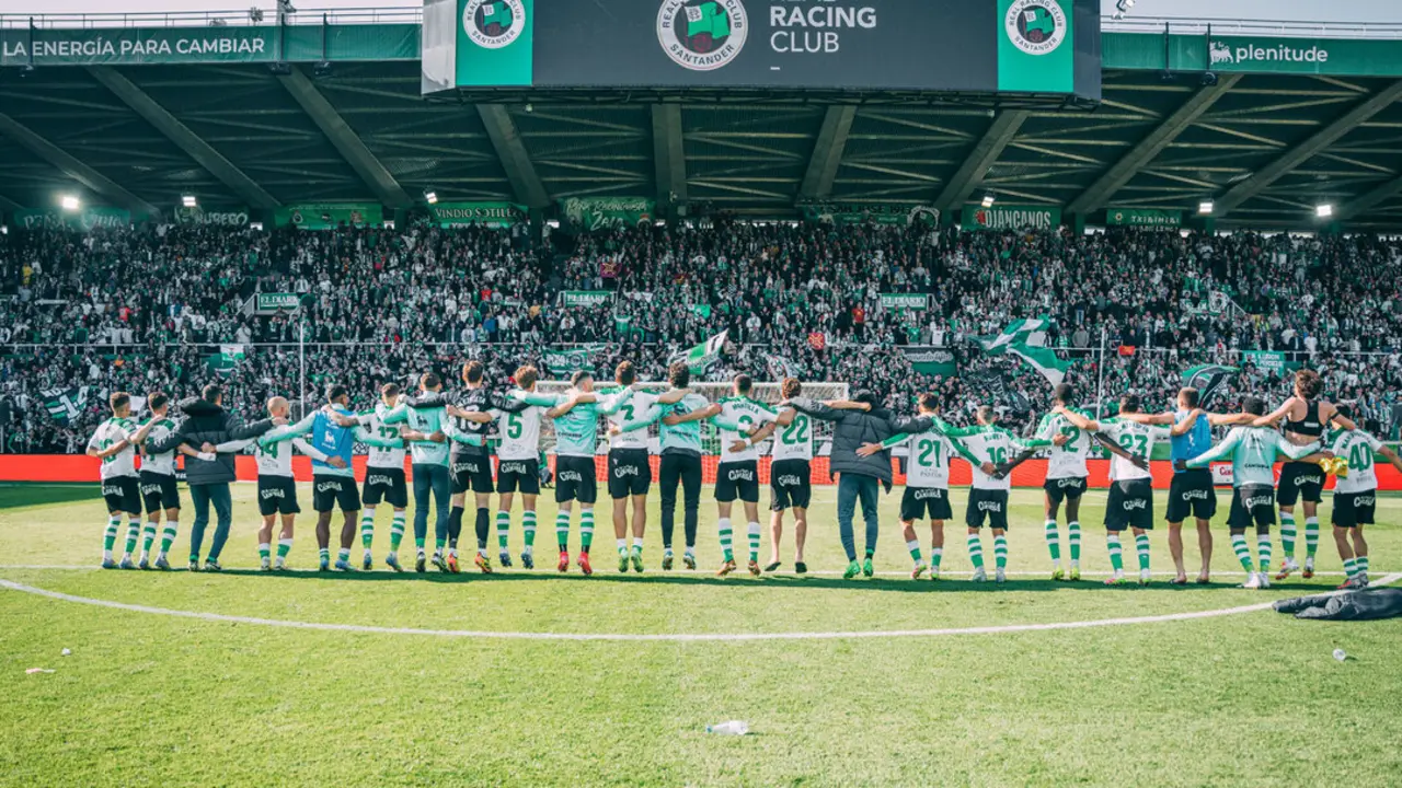 Los jugadores del Racing celebran con la gradona tras el partido. / RRC