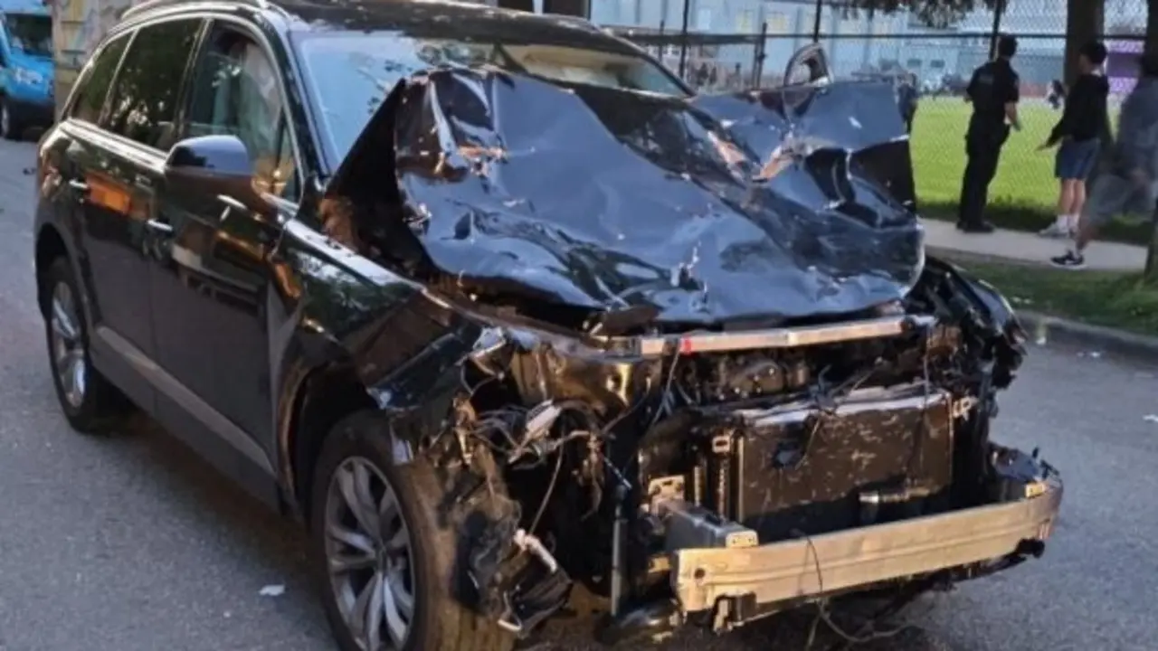 Coche destrozado tras el atropello. / NYP