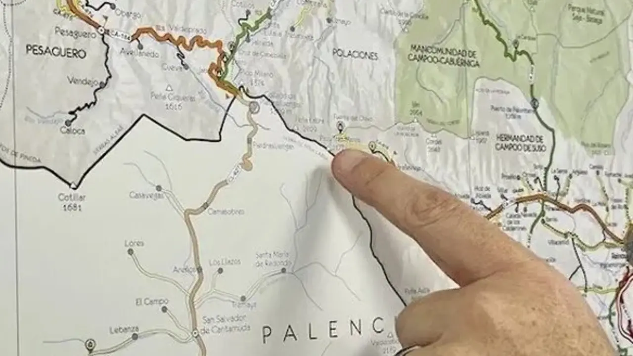 Una persona se&ntilde;ala en el mapa un punto de Cantabria. / A.E.