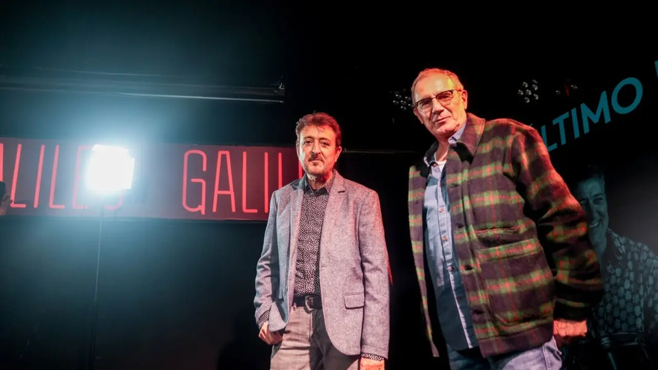 Los cantantes Manolo Garc&iacute;a (i) y Quimi Portet (d), del &lsquo;&Uacute;ltimo de la Fila&rsquo;, posan durante una rueda de prensa. / Ricardo Rubio