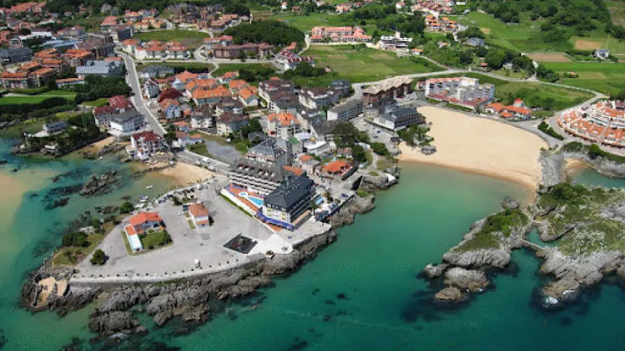 Imagen a&eacute;rea de las playas de Isla. / A.A.