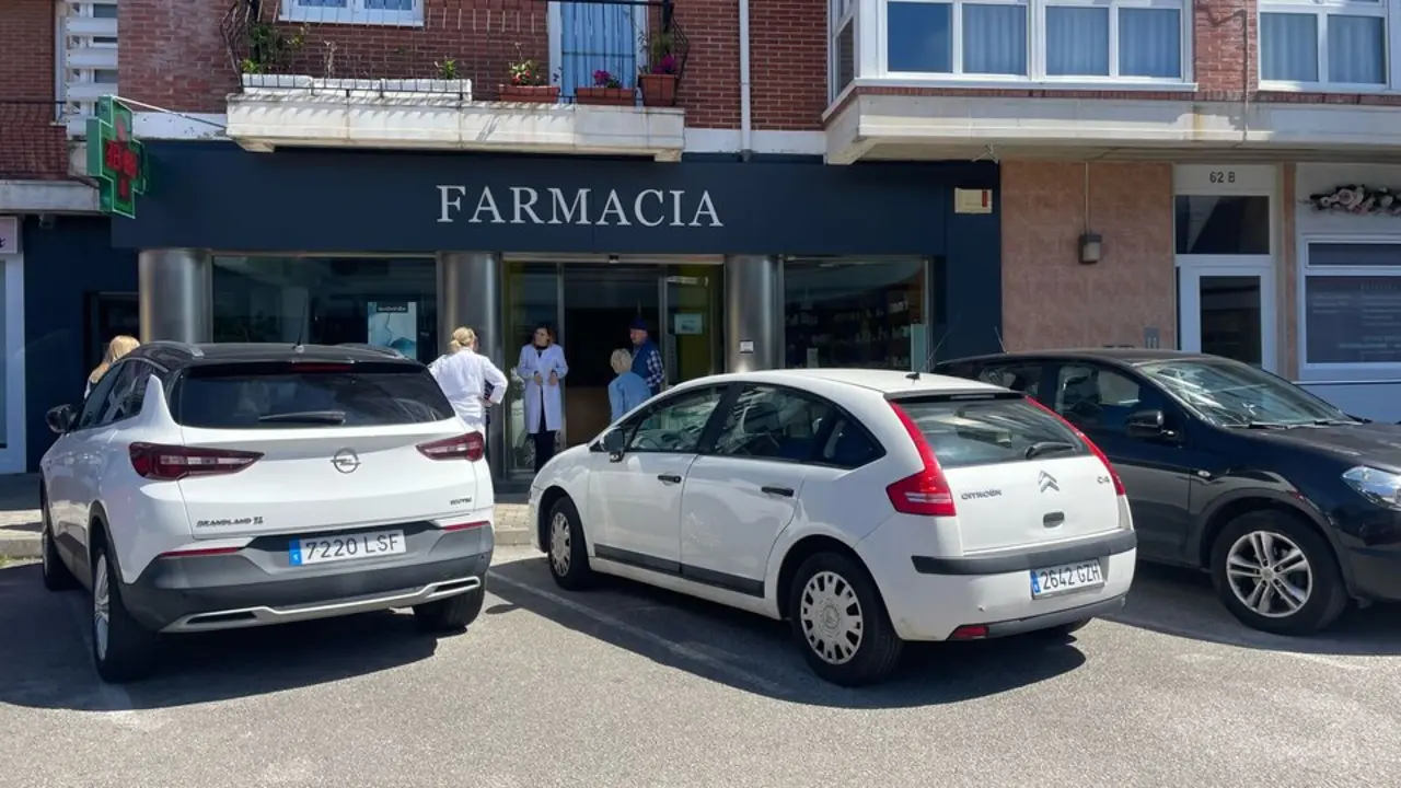 Personal de una farmacia atiende a los ciudadanos en la calle tras el apag&oacute;n el&eacute;ctrico que ha afectado a toda la Pen&iacute;nsula Ib&eacute;rica, este lunes en Cantabria.