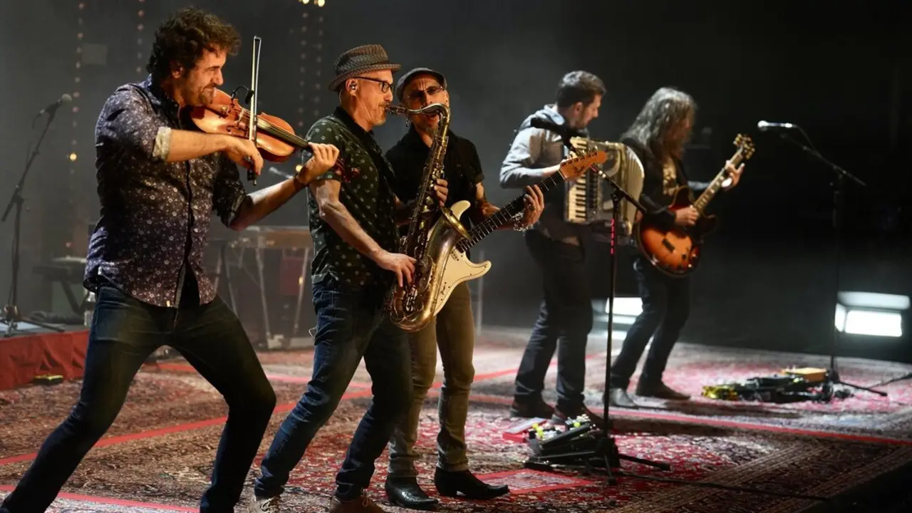 El grupo musical Fito y Fitipaldis durante un concierto. H. Bilbao / Archivo