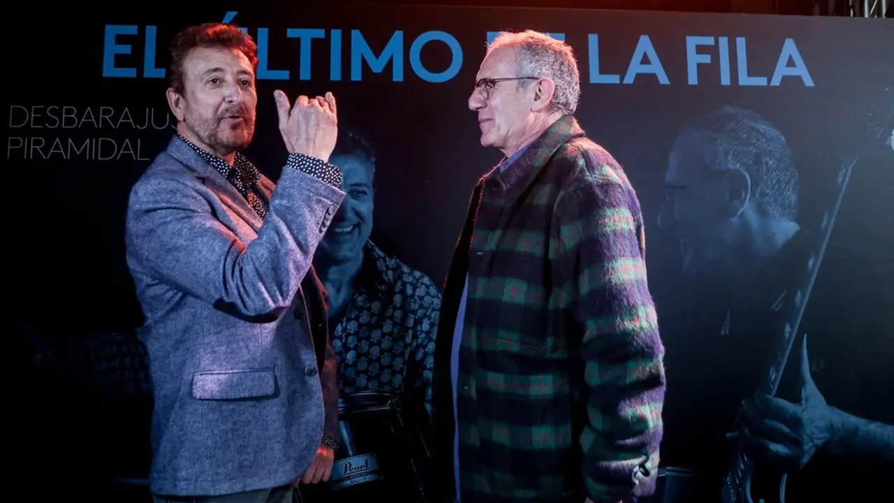 Los cantantes Manolo Garc&iacute;a (i) y Quimi Portet (d), del &lsquo;&Uacute;ltimo de la Fila&rsquo; durante una rueda de prensa. Ricardo Rubio / Archivo