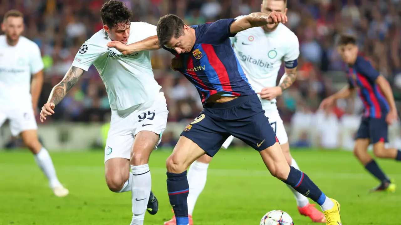 Lewandowski durante el partido de la UEFA Champions League entre el FC Barcelona y el Inter de Mil&aacute;n. / EP